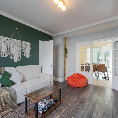 Perfect 3 Bed With Free Parking *