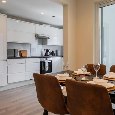 Perfect 3 Bed With Free Parking Ferienhaus