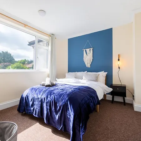 Perfect 3 Bed With Free Parking Ferienhaus