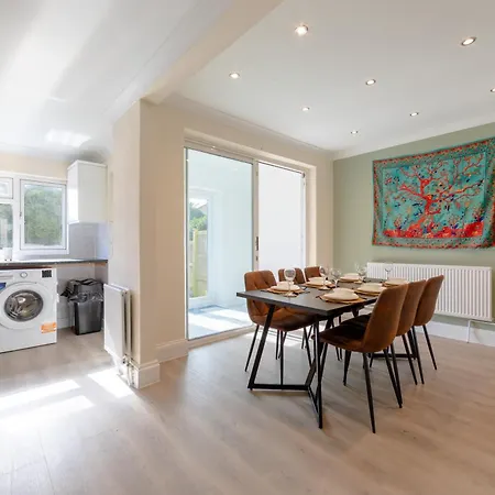 Perfect 3 Bed With Free Parking *